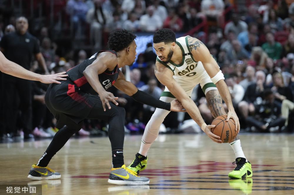 展示了他在 展示了他在